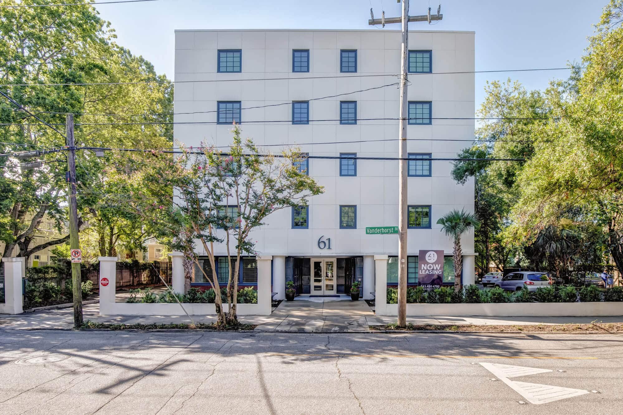 61 vandy off campus apartments near the college of charleston c of c community building exterior